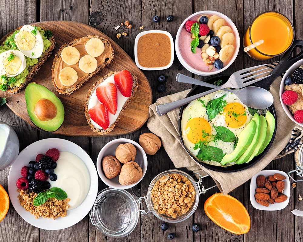 Tisch mit gesunden Produkten: Obst, Gemüse, Haferflocken