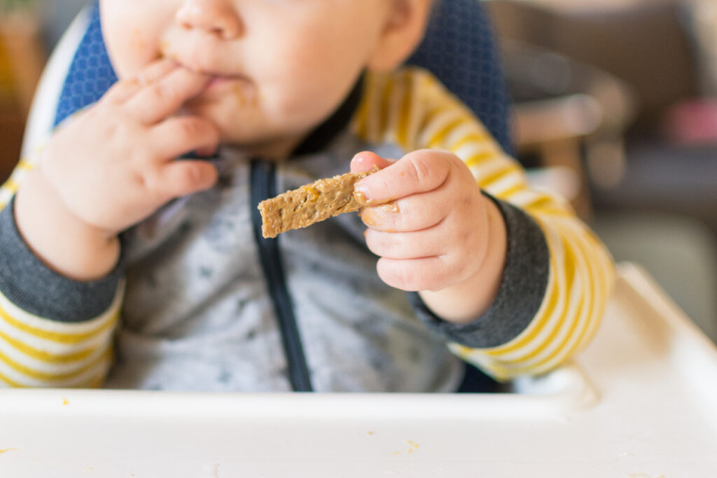 Ein Kind isst nach der BLW-Methode