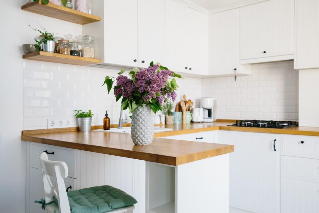 Kleine Küche mit weißen Möbeln im skandinavischen Stil.