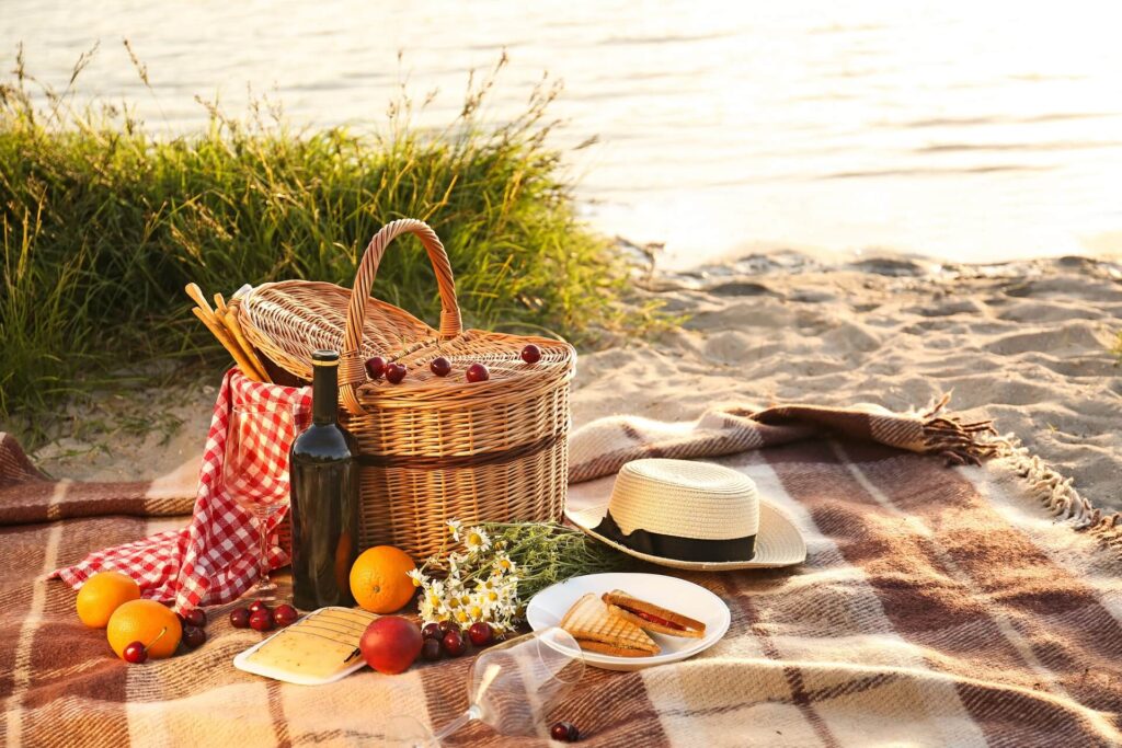 Ein Picknickkorb für ein romantisches Abendessen am Strand des Flusses.