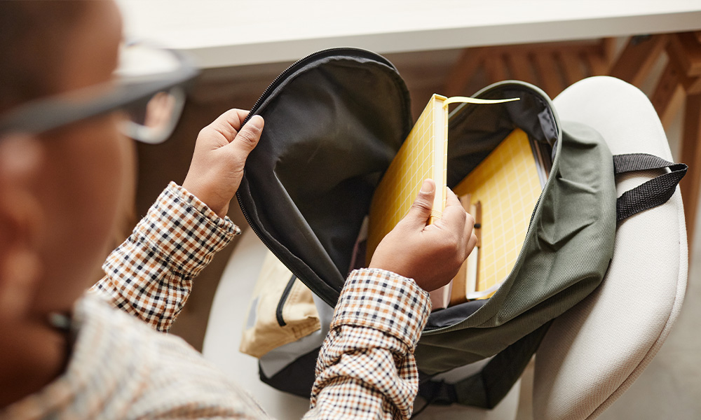 Kind packt einen Rucksack