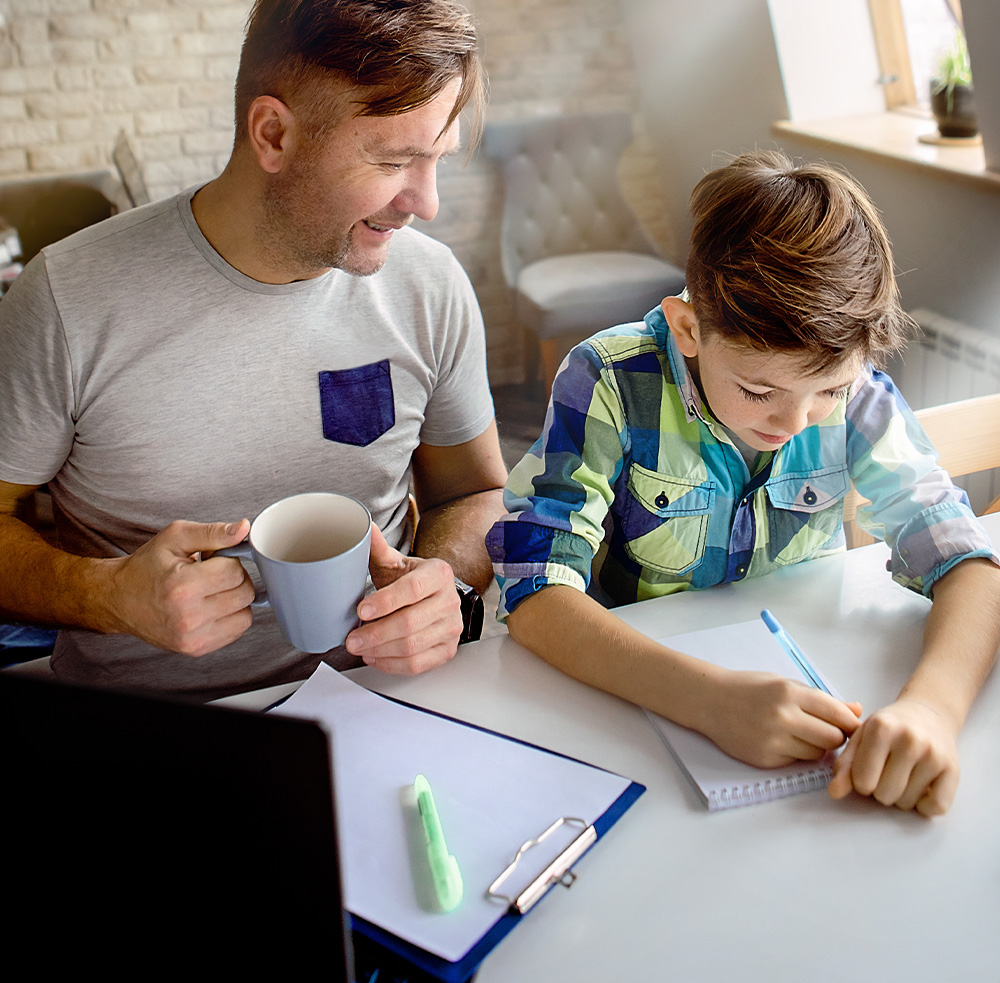 Vater und Sohn erstellen einen Stundenplan und eine Einkaufsliste