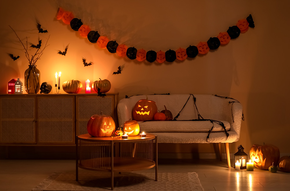 Wohnzimmer mit Kürbislaternen und Halloween-Dekoration