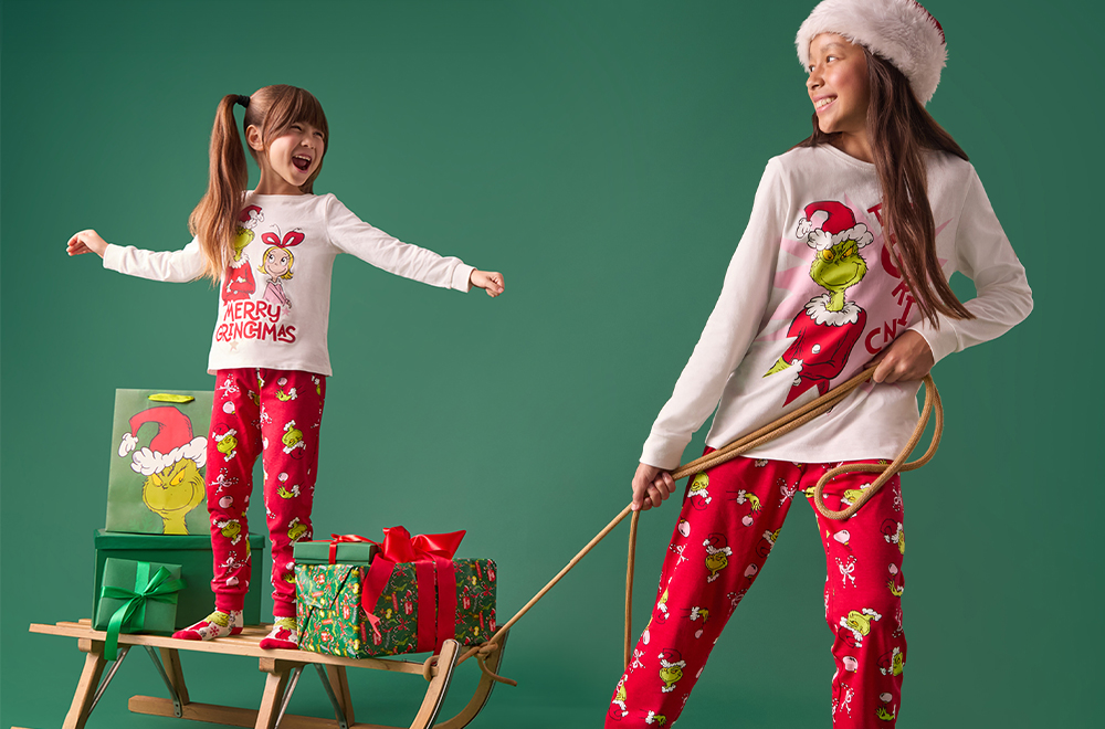 Mädchen in Grinch-Pyjamas