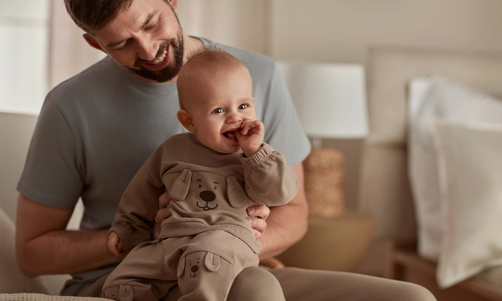 Kind auf dem Schoß des Vaters