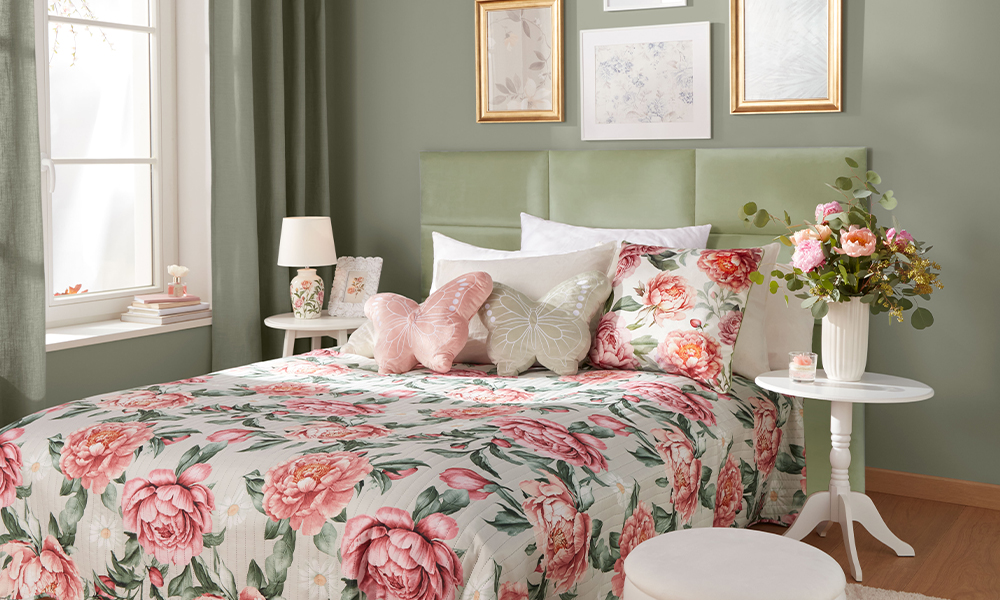Schlafzimmer mit Accessoires im Pfingstrosen-Design dekoriert