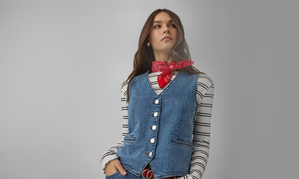 Die Frau trägt eine blaue Jeansweste und ein rotes Bandana um den Hals.