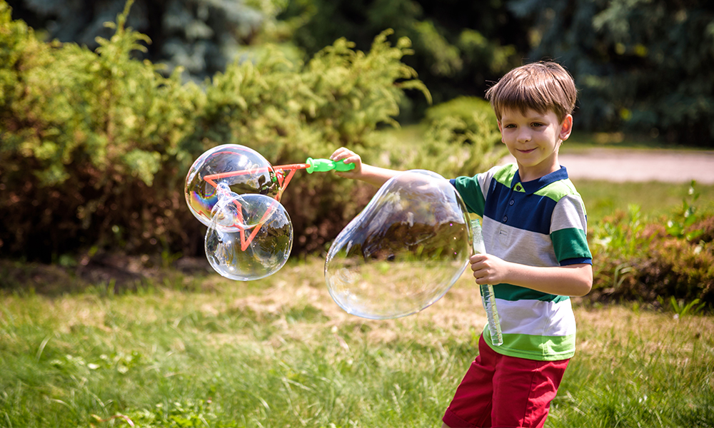 Junge bläst Seifenblasen
